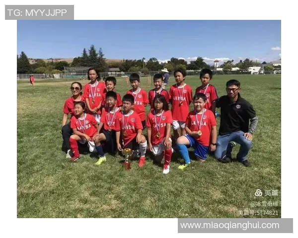 足球女星与世界顶级球员合影留念 展现运动魅力与友谊之光