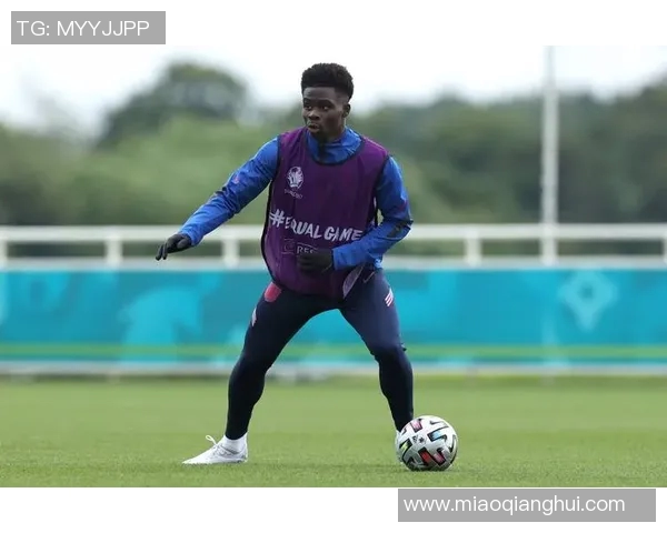 墨尔本足球明星闪耀赛场引领球队奋勇拼搏书写全新辉煌篇章